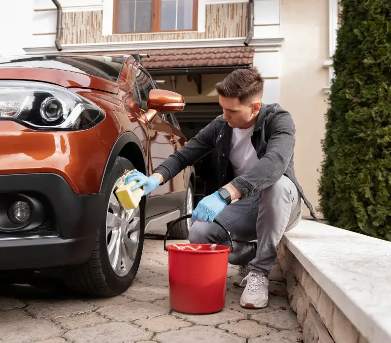 Lavage auto à domicile Bourg-de-Bigorre : professionnel intervenant sur un véhicule